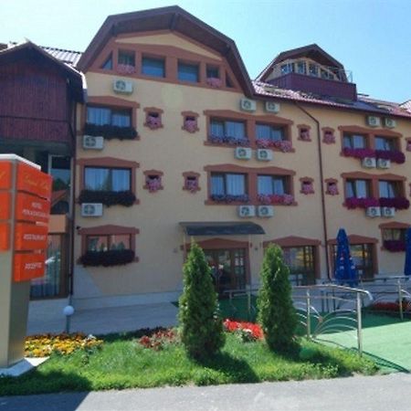 Grand Hotel Perla Ciucasului Tarlungeni ภายนอก รูปภาพ