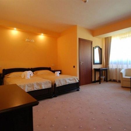 Grand Hotel Perla Ciucasului Tarlungeni ภายนอก รูปภาพ
