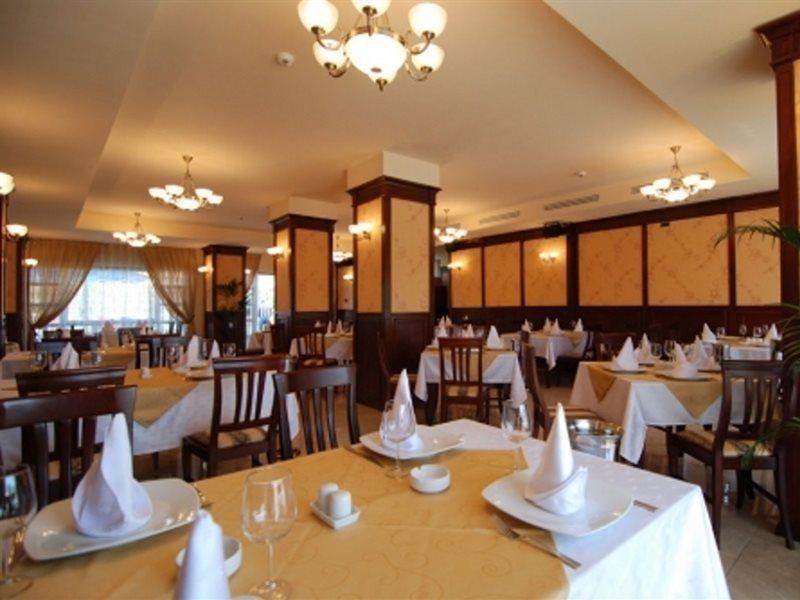 Grand Hotel Perla Ciucasului Tarlungeni ภายนอก รูปภาพ