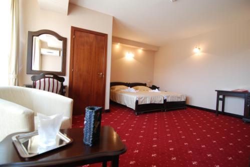 Grand Hotel Perla Ciucasului Tarlungeni ภายนอก รูปภาพ