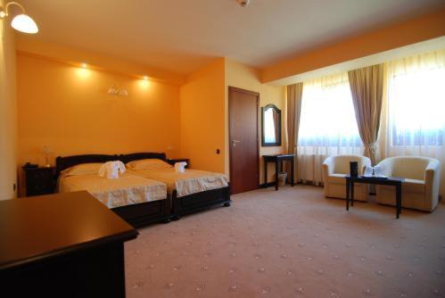 Grand Hotel Perla Ciucasului Tarlungeni ภายนอก รูปภาพ