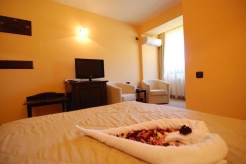 Grand Hotel Perla Ciucasului Tarlungeni ภายนอก รูปภาพ