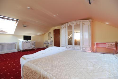 Grand Hotel Perla Ciucasului Tarlungeni ภายนอก รูปภาพ