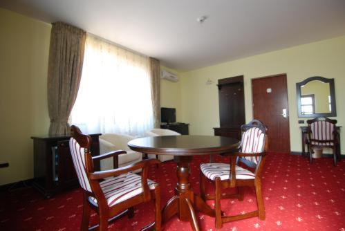 Grand Hotel Perla Ciucasului Tarlungeni ภายนอก รูปภาพ