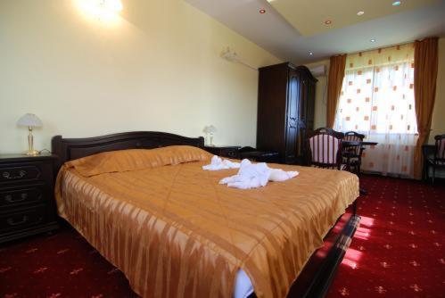 Grand Hotel Perla Ciucasului Tarlungeni ภายนอก รูปภาพ